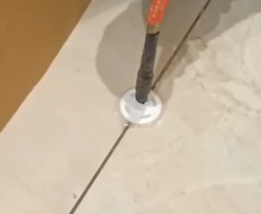 丹东市瓷砖空鼓维修公司专业解答瓷砖在铺贴过程中，如果没有涂抹均匀到位的粘结材料（如水泥砂浆或瓷砖胶），可能会导致以下问题